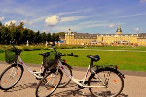 deux vélos garés sur un chemin en face d'un bâtiment dans l'établissement Kaiserhof, à Karlsruhe