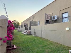 乌平通High Breeze Lodge的一栋侧面有鲜花的建筑