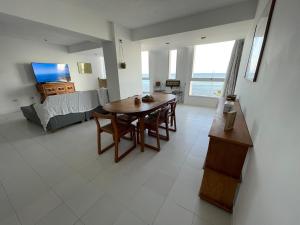 Μια τηλεόραση ή/και κέντρο ψυχαγωγίας στο Modern Seaside Retreat, 3BR, Unbeatable Views