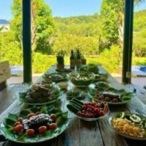 ein Tisch mit vielen Tellern voller Essen in der Unterkunft The Cottage Hồ Tràm - Venuestay in Thuận Biên