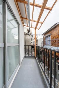 un balcón al aire libre con toldo y puertas de cristal en BP house 森ノ宮, en Osaka
