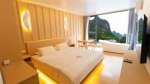 TV a/nebo společenská místnost v ubytování Yibuxuan Boutique Hotel Yangshuo