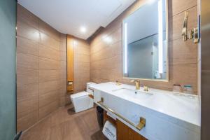 Bilik mandi di James Joyce Coffetel Beijing Daxing International Airport Branch 2