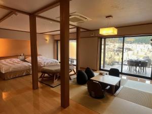 Rúm í herbergi á 天空の湯屋 山荘 華柚
