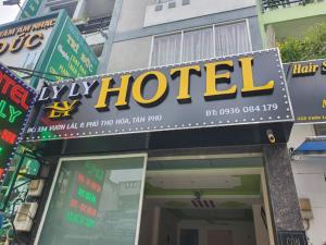 ホーチミン・シティにあるLy Ly Hotelの建物正面のホテル看板