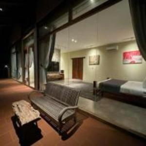 ein Wohnzimmer mit einer Couch und einem Bett in der Unterkunft The Cottage Hồ Tràm - Venuestay in Thuận Biên + 42 Fotos