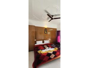 Katil atau katil-katil dalam bilik di Monal Cafe and Homestay, Suwakholi