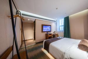 Televisyen dan/atau pusat hiburan di James Joyce Coffetel Beijing Daxing International Airport Branch 2