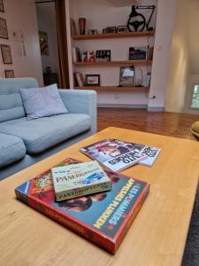 due libri su un tavolino in salotto di Garage de l'Hôtel a Clermont-Ferrand