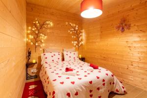 Un dormitorio con una cama en una habitación de madera. en Le Chalet Houda et spa en option, en Nimes