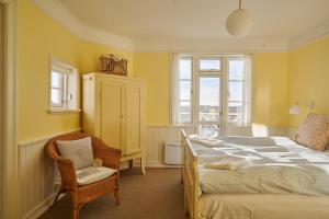 Postel nebo postele na pokoji v ubytování Hjorths Badehotel