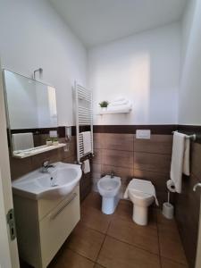 une salle de bain avec un lavabo et des toilettes dans l'établissement Giardini di Marzo, à Felline 48 autres photos