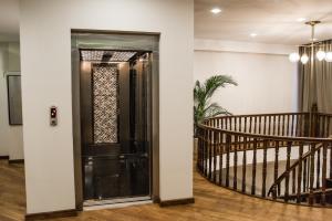 Rúm í herbergi á Makmani Boutique Hotel by DNT Group