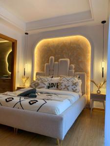 sypialnia z dużym łóżkiem z dużym zagłówkiem w obiekcie L'élégance Taghazout w mieście Taghazout