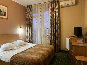 a hotel room with a bed and a window at Vila Crinul in Baile Felix