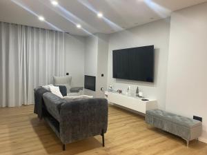 un soggiorno con divano e TV a schermo piatto di Sun Temple by Madeira Holiday Rentals a Ribeira Brava Altre 29 foto