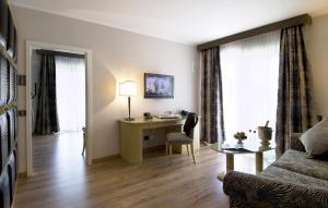 Televízia a/alebo spoločenská miestnosť v ubytovaní Parc Hotel Flora S