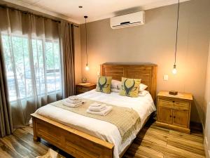 ein Schlafzimmer mit einem Bett mit zwei Handtüchern darauf in der Unterkunft The Porcupine Porch in Marloth Park + 12 Fotos