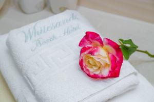 Кровать или кровати в номере WhiteSands Beach Resort