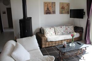a living room with a couch and a table at Gite Labradors De Bailly - Giverny in Saint-Pierre-la-Garenne