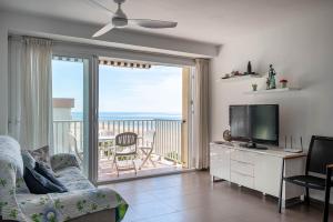 TV a/nebo společenská místnost v ubytování AT020 Apartamento con preciosas vistas de la playa La Paella