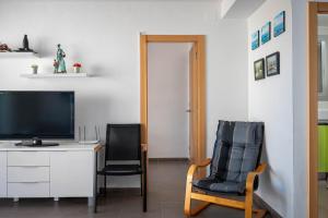 TV a/nebo společenská místnost v ubytování AT020 Apartamento con preciosas vistas de la playa La Paella