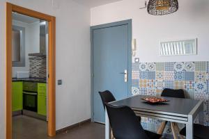 Kuchyň nebo kuchyňský kout v ubytování AT020 Apartamento con preciosas vistas de la playa La Paella