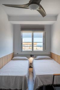 Postel nebo postele na pokoji v ubytování AT020 Apartamento con preciosas vistas de la playa La Paella