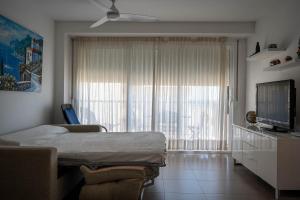TV a/nebo společenská místnost v ubytování AT020 Apartamento con preciosas vistas de la playa La Paella