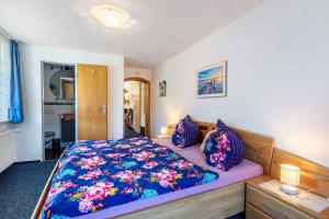 Un dormitorio con una cama grande con una manta azul. en Apartment Todtmoos 4, en Todtmoos