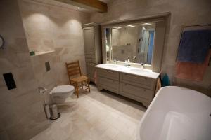 Un baño con inodoro, lavabo y bañera. en Luxury and comfort with stunning views, en Beitostølen 35 fotos más