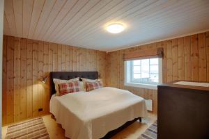 un dormitorio con una cama y una ventana en Luxury and comfort with stunning views, en Beitostølen