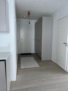 an empty room with a closet and a door at Relaxing&Cozy doubleroom home in Jyväskylä