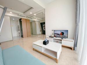 Televisyen dan/atau pusat hiburan di Luxurious Studio at Art Deco Apartment By Travelio