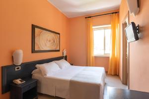 Postel nebo postele na pokoji v ubytování Hotel Serapo