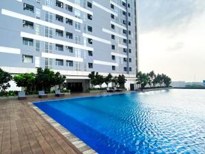 Πισίνα στο ή κοντά στο Good and Restful 1BR Vasanta Innopark Apartment By Travelio