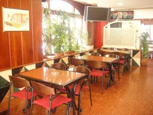 Restauracja lub miejsce do jedzenia w obiekcie Apartamentos El Moro