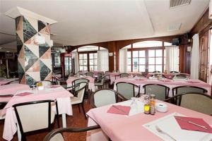 Restauracja lub miejsce do jedzenia w obiekcie Apartamentos El Moro