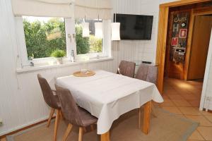 Galeriebild der Unterkunft Blockhaus mit grossem Grundstück und Zaun in Damp