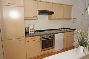 Galeriebild der Unterkunft Blockhaus mit grossem Grundstück und Zaun in Damp