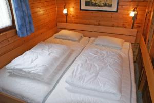 Galeriebild der Unterkunft Blockhaus mit grossem Grundstück und Zaun in Damp + 8 Fotos