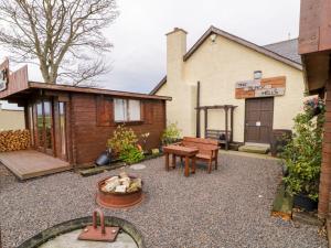 a backyard with a bench and a building at Apache Falls Lodge in Limavady