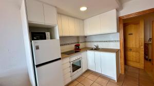 A kitchen or kitchenette at AR27-4 Impresionantes vistas al mar.
