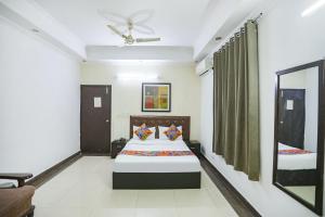 Ένα ή περισσότερα κρεβάτια σε δωμάτιο στο FabHotel F9 H Block Sector 51