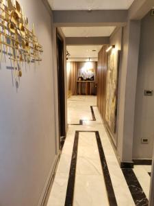 einen Flur in einem Gebäude mit Fliesenboden in der Unterkunft Rental apartment in new Cairo شقة لك بالكامل in Kairo + 15 Fotos