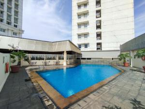 Πισίνα στο ή κοντά στο Modern 2BR at Braga City Walk Apartment By Travelio