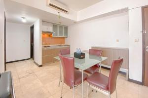 Η κουζίνα ή μικρή κουζίνα στο Modern 2BR at Braga City Walk Apartment By Travelio