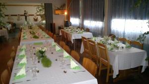 a dining room with white tables and chairs at Mulikan HillTon B&B in P&auml;&auml;j&auml;rvi
