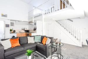 Ruang duduk di 1 Bed Split Level Apartment- Leigh-on-Sea