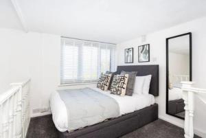 Katil atau katil-katil dalam bilik di 1 Bed Split Level Apartment- Leigh-on-Sea